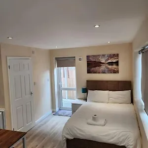 Apartment Beautiful Private En-suite With Its Own Entry United Kingdom